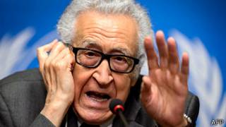 Lakhdar Brahimi akiwaeleza waandishi wa habari kuwa wajumbe wa Syria watakutana chumba kimoja