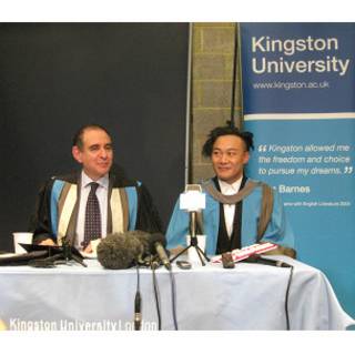 陳奕迅與金斯頓大學校長溫伯格在發佈會上
