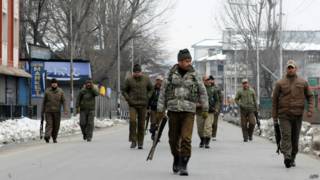 कश्मीर में पुलिस पेट्रोलिंग