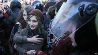 ЛГБТ-активисты, окруженные полицией на акции протеста в Петербурге