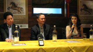(左起)倫敦華埠商會主席鄧柱廷、秘書長鄭健強、李美潔。