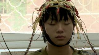 Adolescente en un electroencefalograma