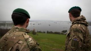 英軍在水災現場