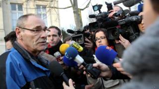 Jacques Maire dá entrevista em frente a tribunal na França (foto: AFP)