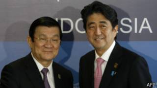Ông Sang gặp Thủ tướng Nhật Shinzo Abe tại Hội nghị Thượng đỉnh APEC ở Indonesia hồi tháng 10/2013