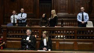 O advogado Jan de Man (na primeira fila, esq.) e a advogada Hilde Beeldens representam Daniela Mancini (centro, acima) no julgamento em Antuerpia (AFP)