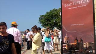 Asistentes al Hay Festival Cartagena frente al teatro Adolfo Mejía.