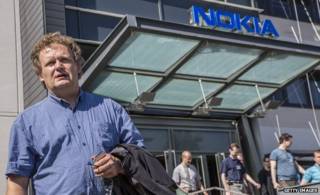 Empleado de Nokia saliendo de la sede tras enterarse de que iba a haber despidos.