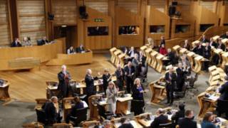 Члены парламента Шотландии аплодируют после принятия закона об однополых браках