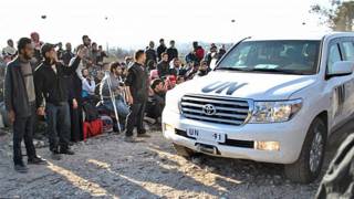 Civis aguardam veículo da ONU para saírem de Homs (AFP/Getty)
