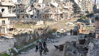 Civiles salen de Homs