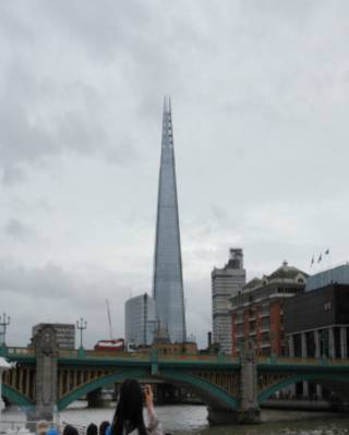 2013年12月16日,一留英中國女生在遊船上拍The Shard。