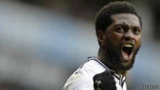 Emmanuel Adebayor aranenga abafana b'ikipe ye.