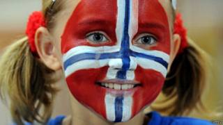 Menina com bandeira da Noruega pintada no rosto | Crédito: Getty