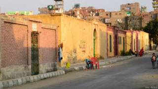 Al Qarafa, onde túmulos foram convertidos em casas (BBC Brasil)