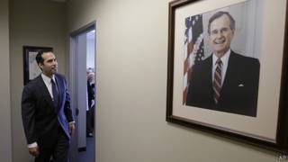 George P. Bush diante do quadro de seu avô, o ex-presidente George H. W. Bush (AP)