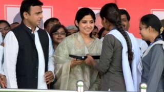 यूपी सरकार लैपटॉप वितरण