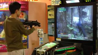 Menino jogando videogame | Crédito: BBC