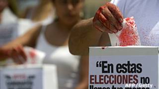 Protesta de grupos protectores de los animales de cara a alas elecciones colombianas de 2014