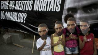 Manifestantes pedem informações sobre Amarildo em 2 de novembro de 2013 | Foto: AP