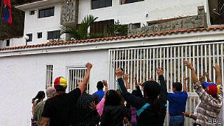 Vecinos frente a la casa de Ángel Vivas