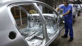 Trabalhador em fábrica de carros. Foto: AP
