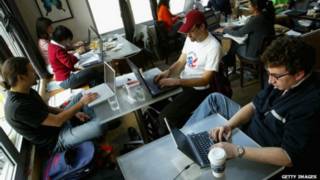 Clientes usam a rede wi-fi de um café (Getty)