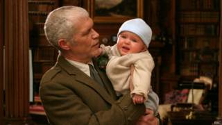 Homem velho com bebê | Crédito: BBC