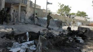 بقايا تفجير سيارة في القصر الرئاسي مقديشو