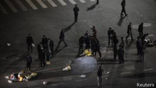 Полицейские на вокзале в Куньмине