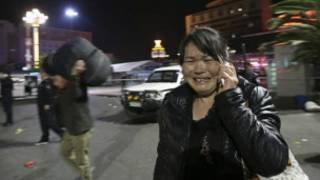 Una mujer llora en la estación
