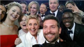 Da equerda para a direita: Jared Leto, Jennifer Lawrence, Channing Tatum, Meryl Streep, Julia Roberts, Ellen, Kevin Spacey, Brad Pitt, Lupita Nyong'o, seu irmão Peter, e Angelina Jolie
