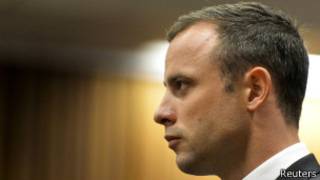 Oscar Pistorius ahakana icyaha cyo kwica yabigamibiriye umukunzi we
