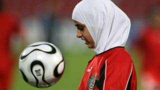 Pemain putri mengenakan jilbab