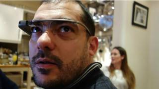 Hombre probando las gafas de Google