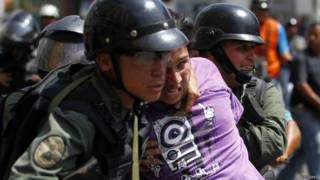 Forças de segurança da Venezuela prendem manifestante (foto: Reuters)