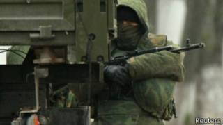 Росія наполягає, що її військових немає у Криму. Бійців без розпізнавальних знаків називають самообороною