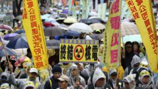 台灣上萬民眾進行反核示威