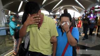 Familiares de passageiros de avião desaparecido (AP)