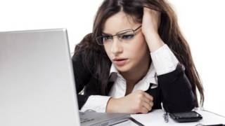Mujer frente a computadora
