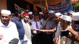கூட்டத்தின் முடிவில் ஜனாதிபதிக்கு ஆதரவு தெரிவிக்கும் தீர்மானம் பிரதேச செயலரிடம் கையளிக்கப்பட்டது.