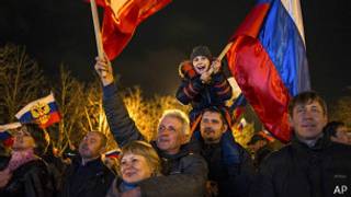 Народ на улицах Крыма