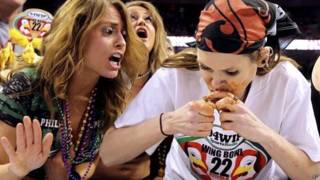 Mujer comiendo alitas de pollo