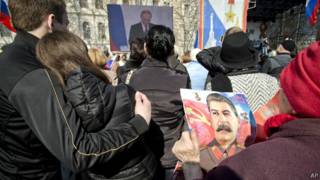 Ucranianos e etnia russa na Crimeia (Foto AP)
