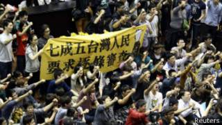 台灣民眾進入立法院抗議兩岸服貿協議