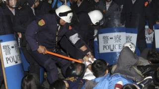 警察驅離示威者