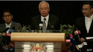 Najib Razak (hagati) yavuze ko iyo ndege yaguye mu nyanja