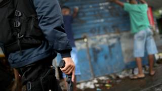 Policial no Rio (Getty)