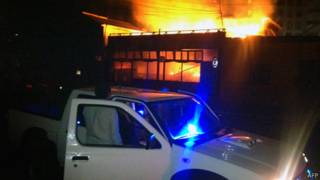 Мужчина наблюдает за пожаром, вызванным землетрясением в Чили 1 апреля 2014 года