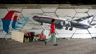 Grafite exibindo o voo MH370 ilustra parede de subúrbio de Kuala Lumpur (AFP)